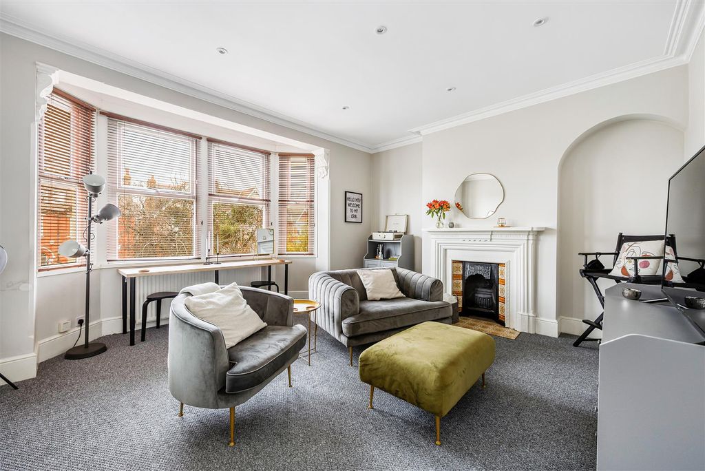Property photo 2 of 14 Fff-4 Twyford Avenue-2.Jpg