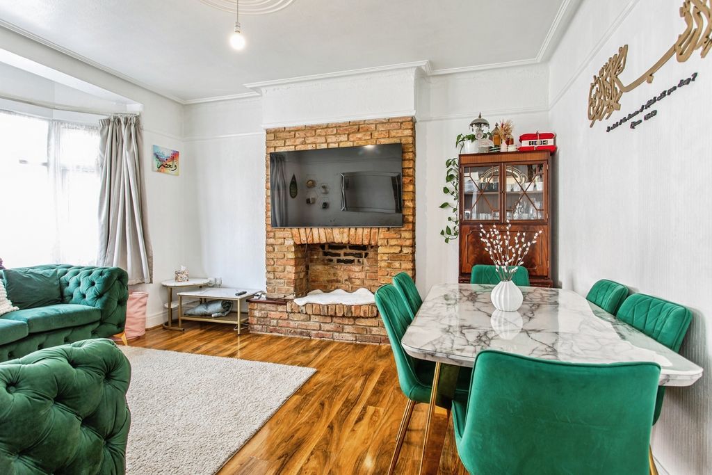 Property photo 2 of 15 Lounge