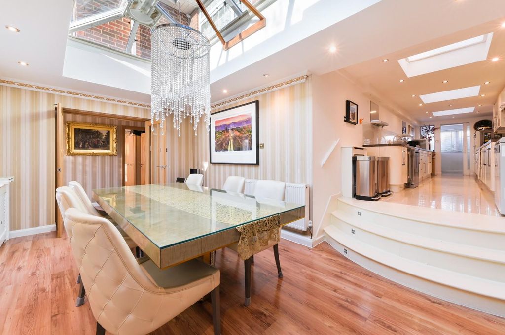 Property photo 3 of 21 Parklands Way