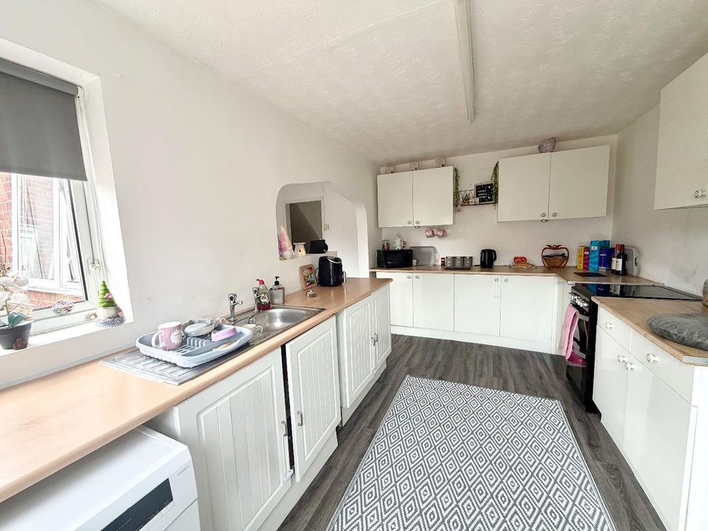 Property photo 3 of 10 Kitchen