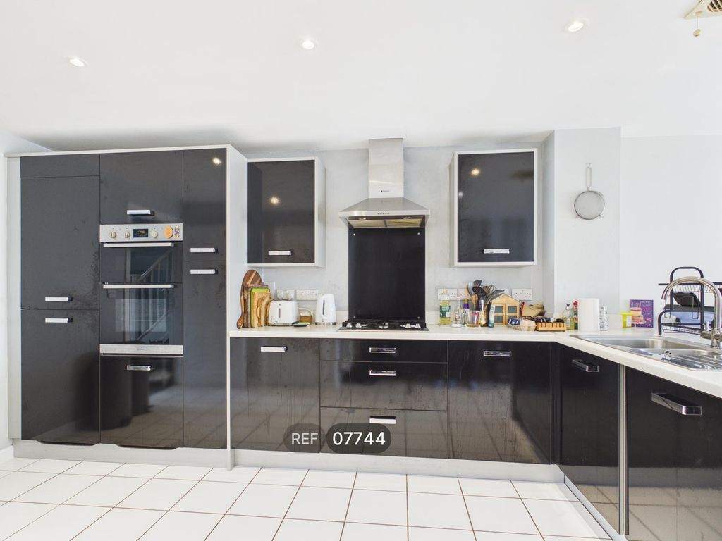 Property photo 2 of 19 Kitchen / Diner