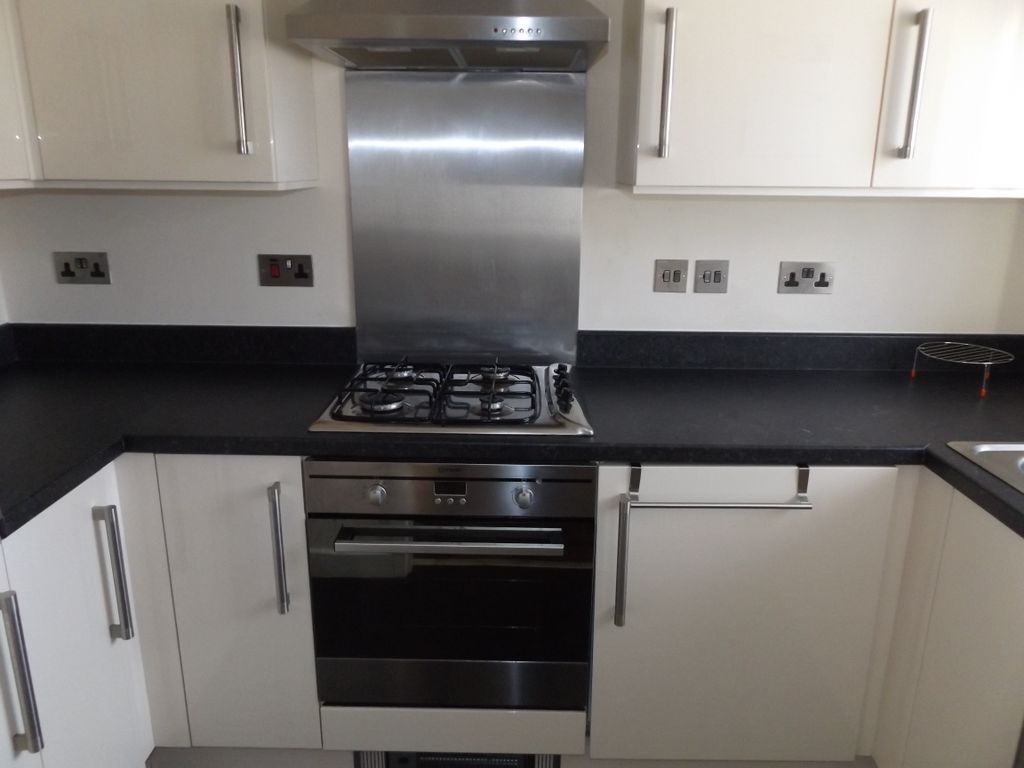 Property photo 3 of 10 Kitchen