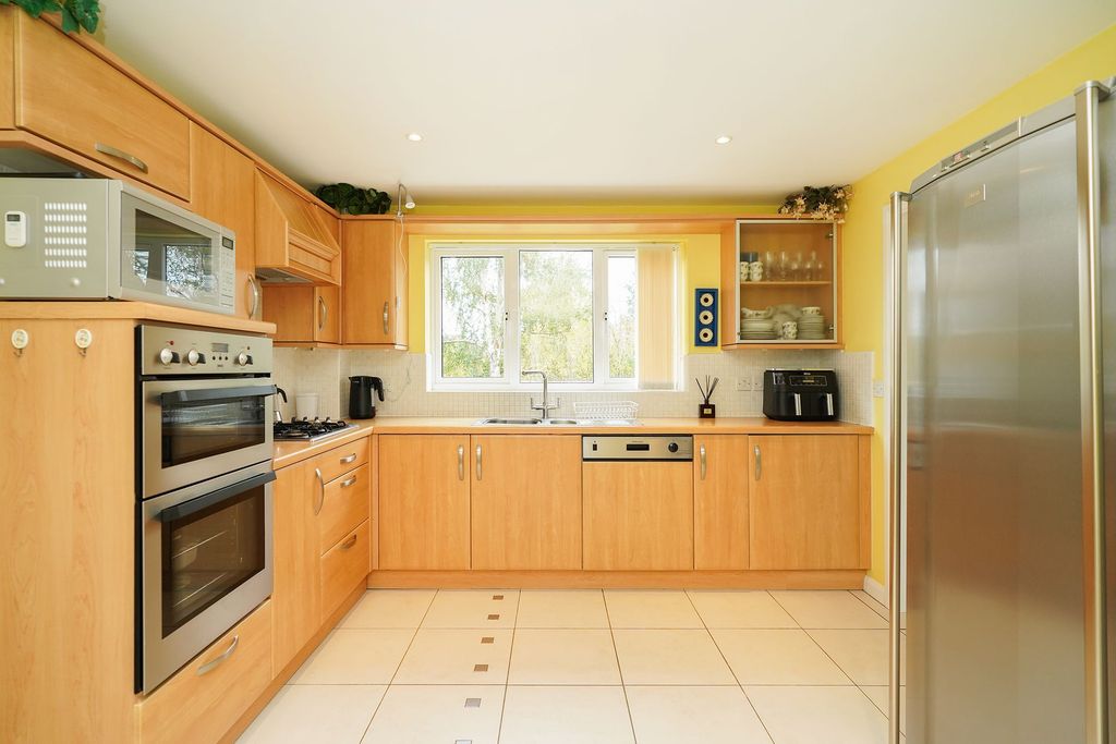 Property photo 3 of 33 Kitchen