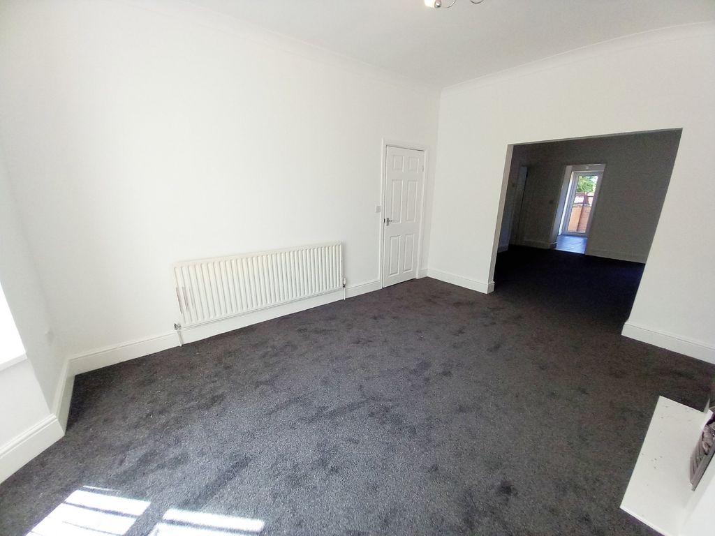 Property photo 3 of 16 Lounge