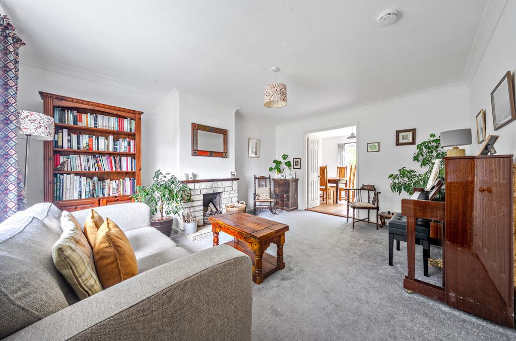 Property photo 2 of 14 1303083-16-683ee9...