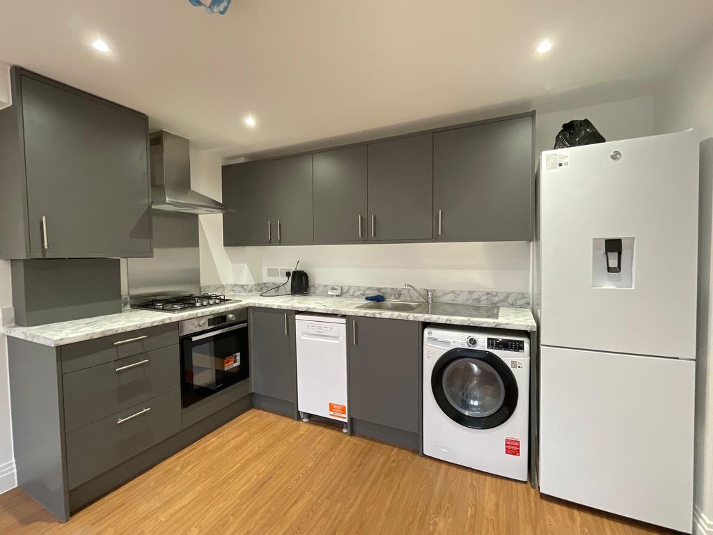 Property photo 1 of 9 2 Bed Flat To Rent Barge Drive, Southall Ub2