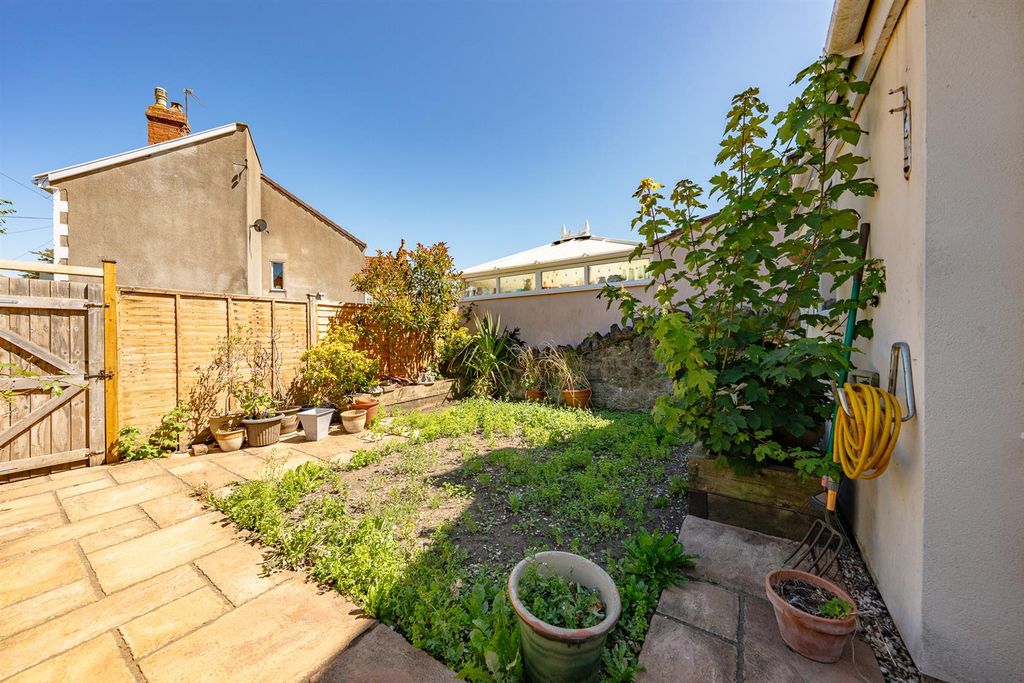 Property photo 2 of 13 Garden