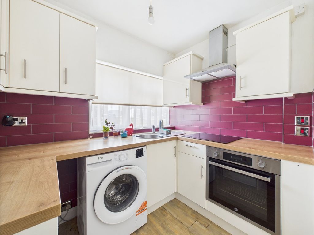 Property photo 3 of 7 Kitchen