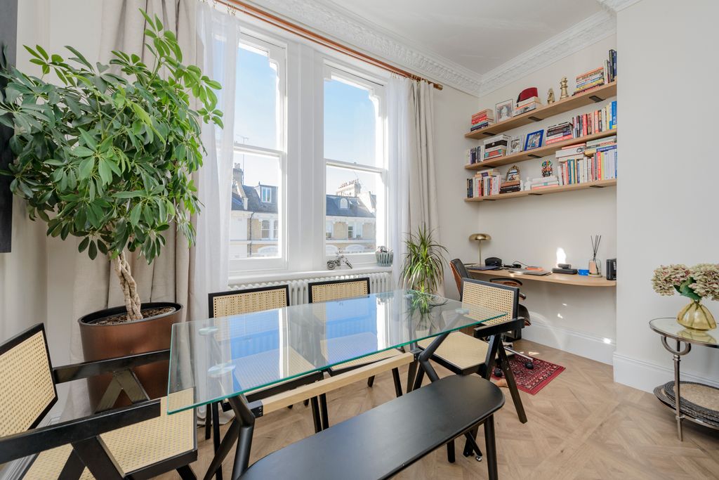 Property photo 3 of 8 4@42 Sinclair Rd-1615.Jpg