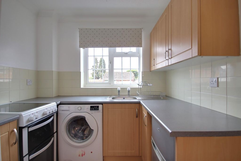 Property photo 3 of 8 Kitchen