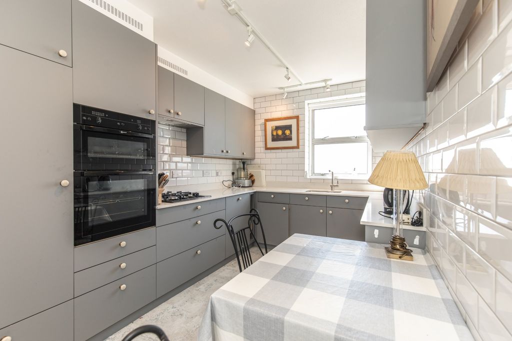 Property photo 3 of 40