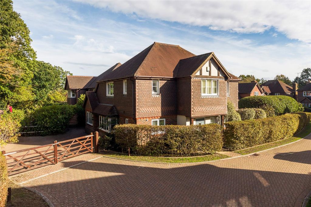Property photo 1 of 25 9 Wintons Close-1.Jpg