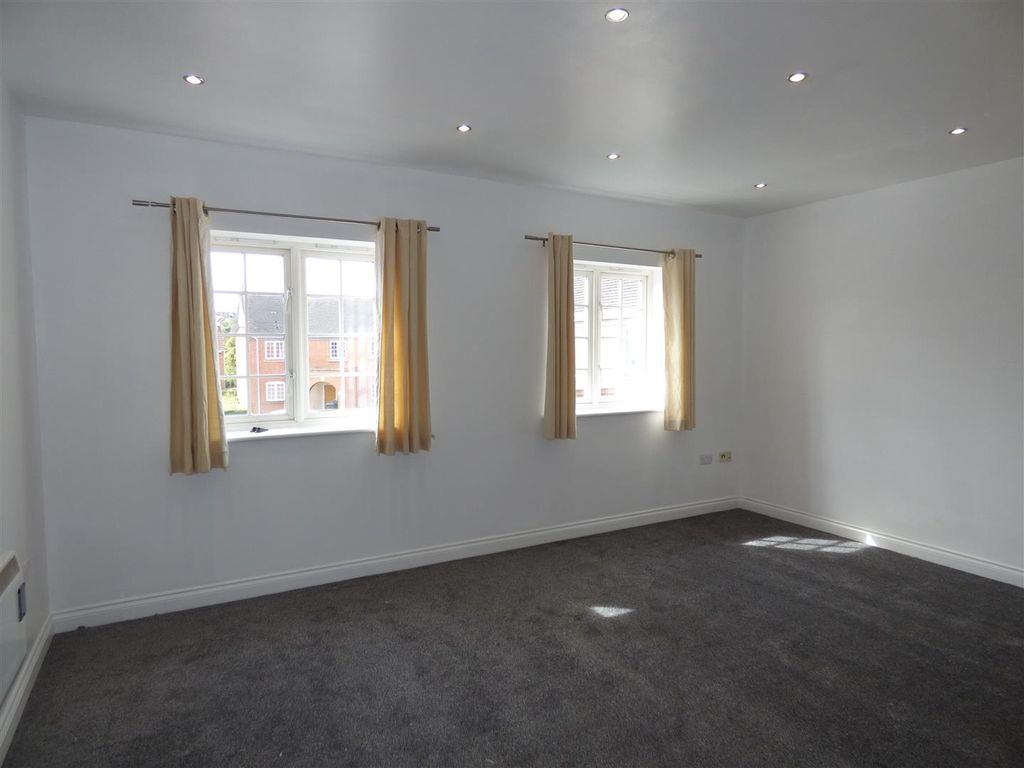 Property photo 2 of 6 9A Glover Road Lounge.Jpg