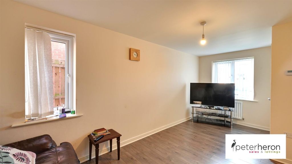 Property photo 2 of 18 Lounge