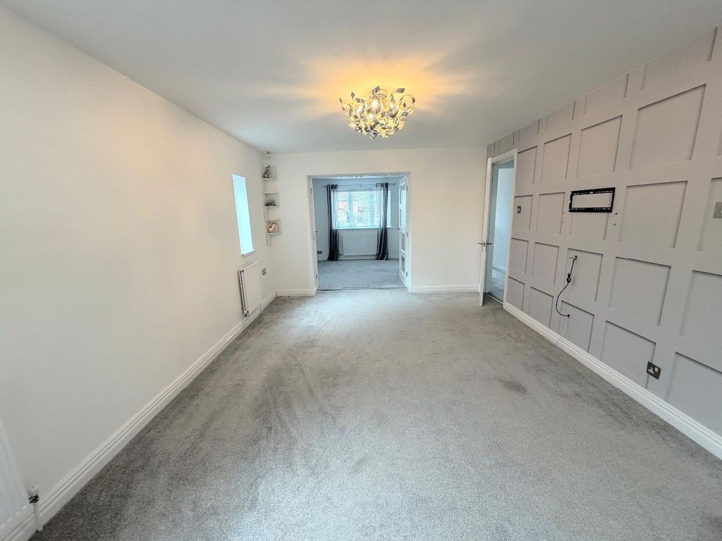 Property photo 3 of 18 Lounge