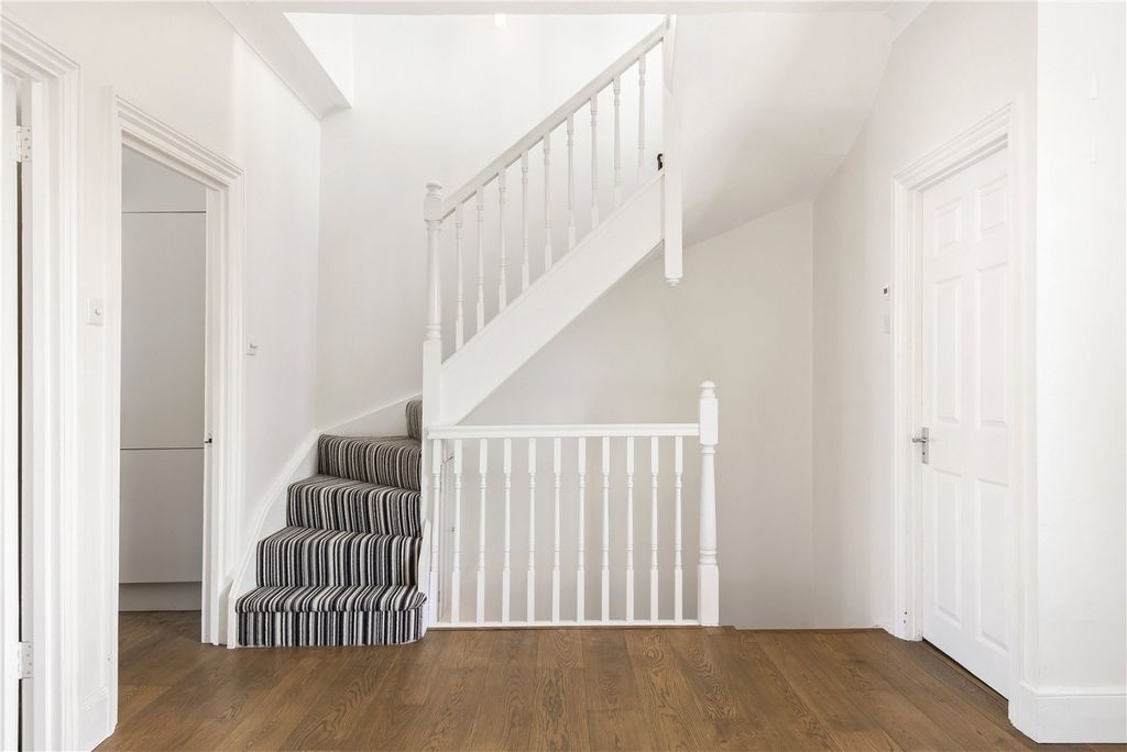 Property photo 3 of 9 Reception/Stairs