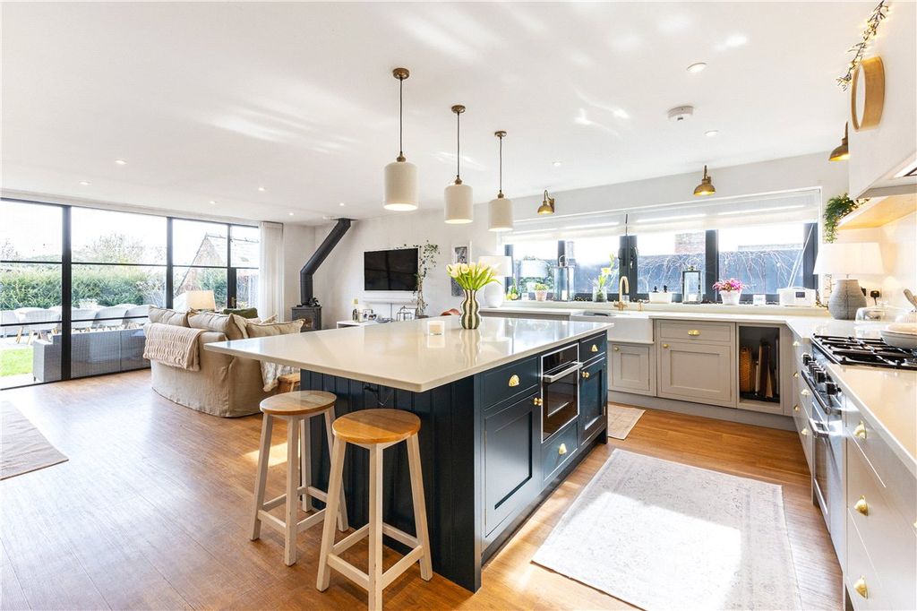 Property photo 2 of 31 Kitchen/Diner/Living