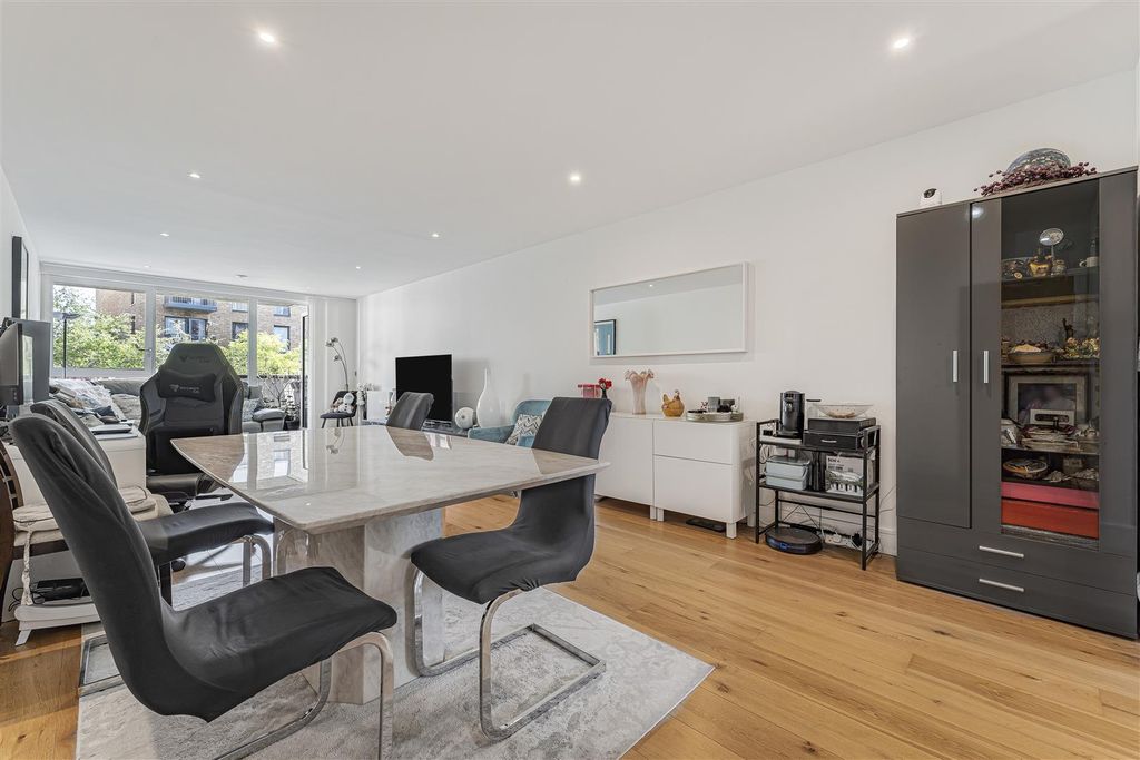 Property photo 3 of 20 Harbourside Court