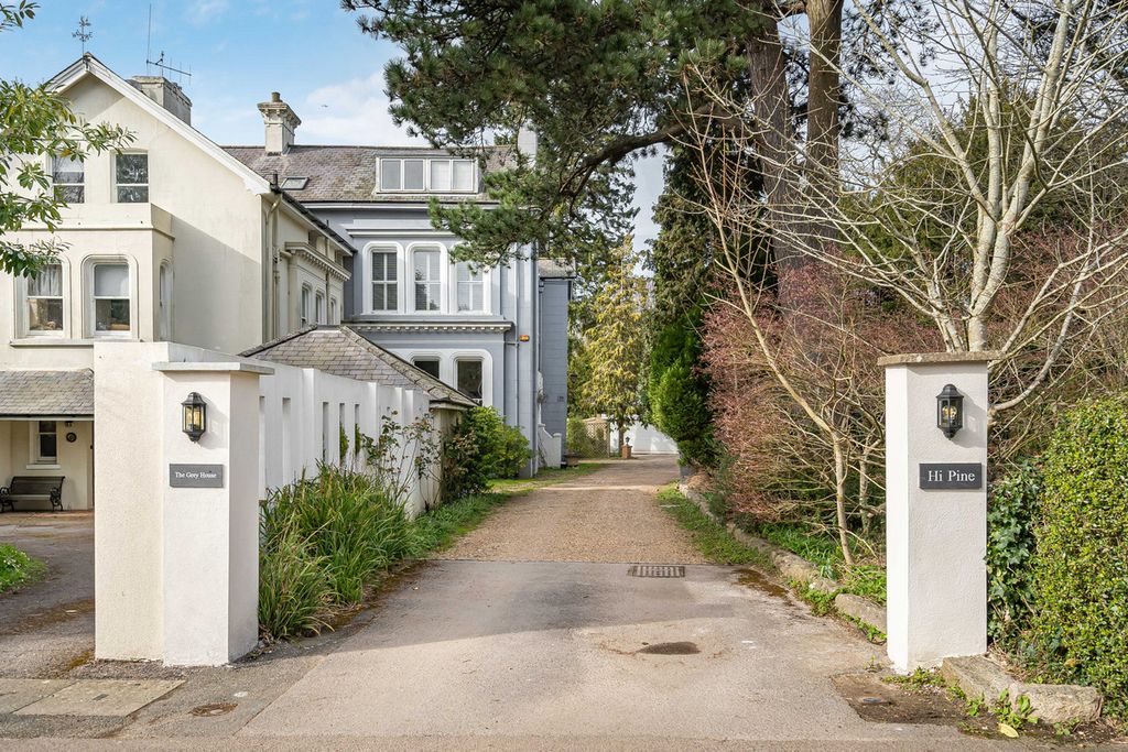 Property photo 3 of 43