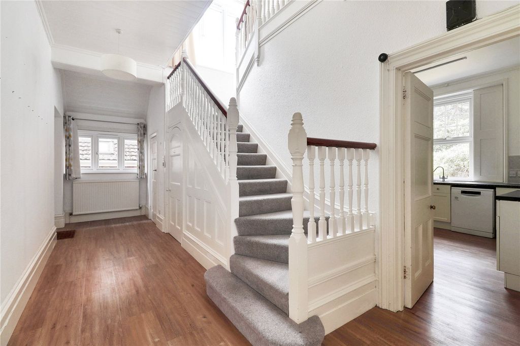 Property photo 3 of 22 Entrance Hall