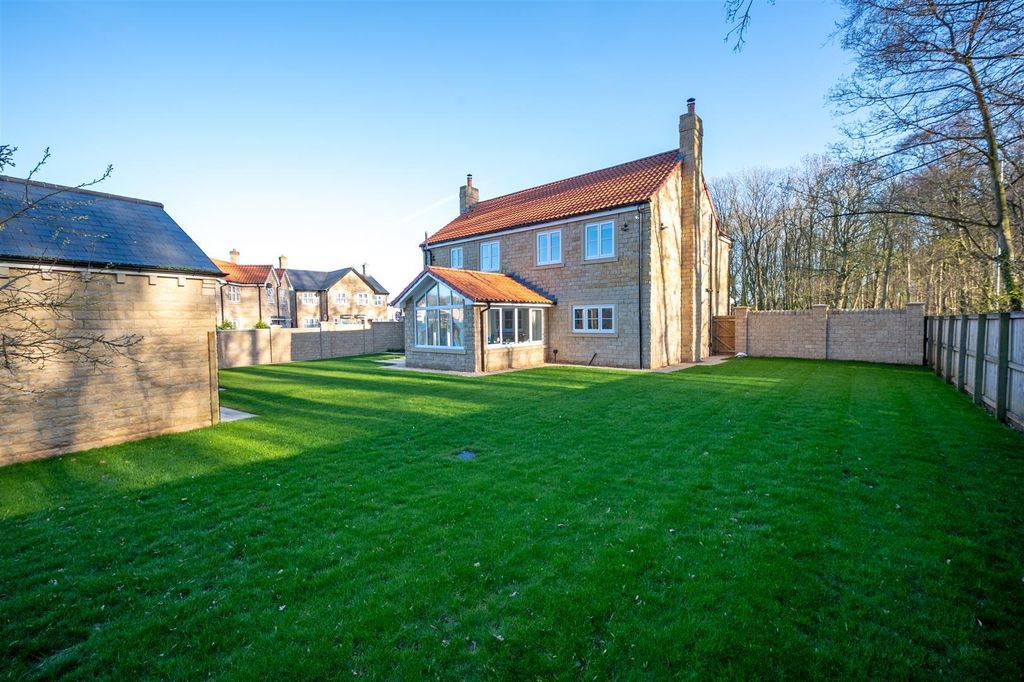 Property photo 3 of 8 52 The Knightsbridge 2.Jpg
