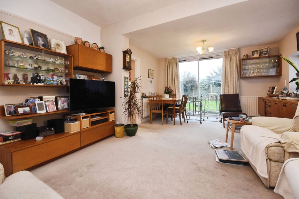 Property photo 3 of 18 Lounge