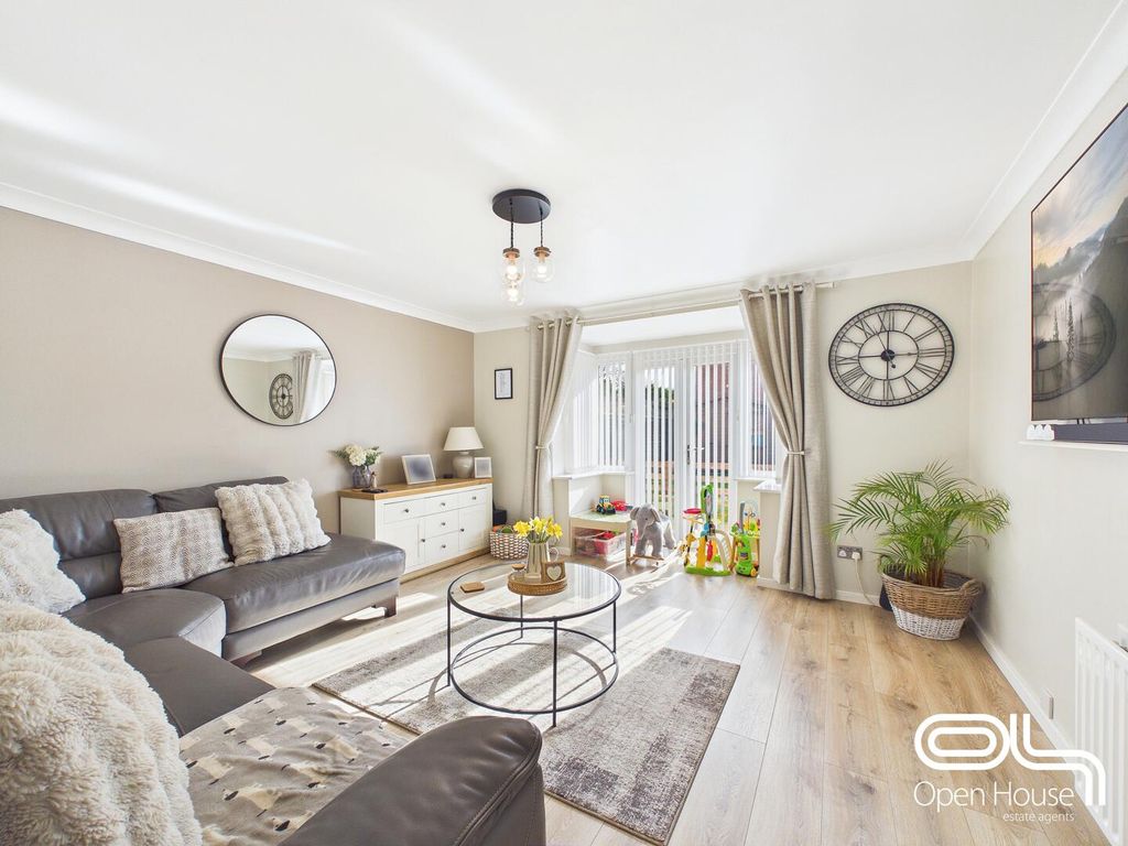 Property photo 3 of 18 Living Room