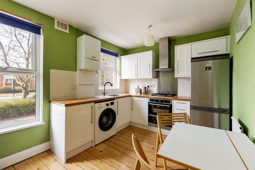 Property photo 2 of 10 Rainbow Court, E15