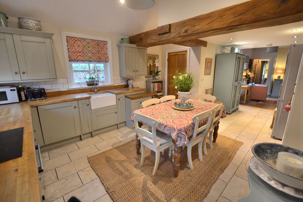 Property photo 2 of 37