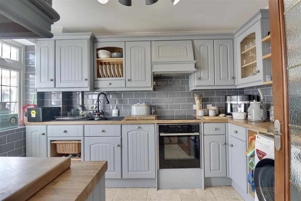 Property photo 2 of 17 18F6935B-3161-49BA-9C98-Bbd01E1E733A_1_201_A.Jpeg