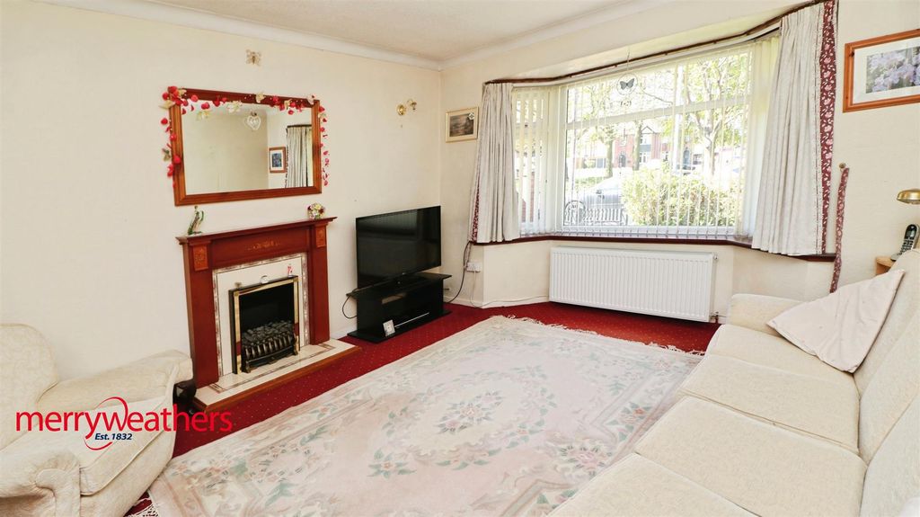 Property photo 3 of 15 Lounge