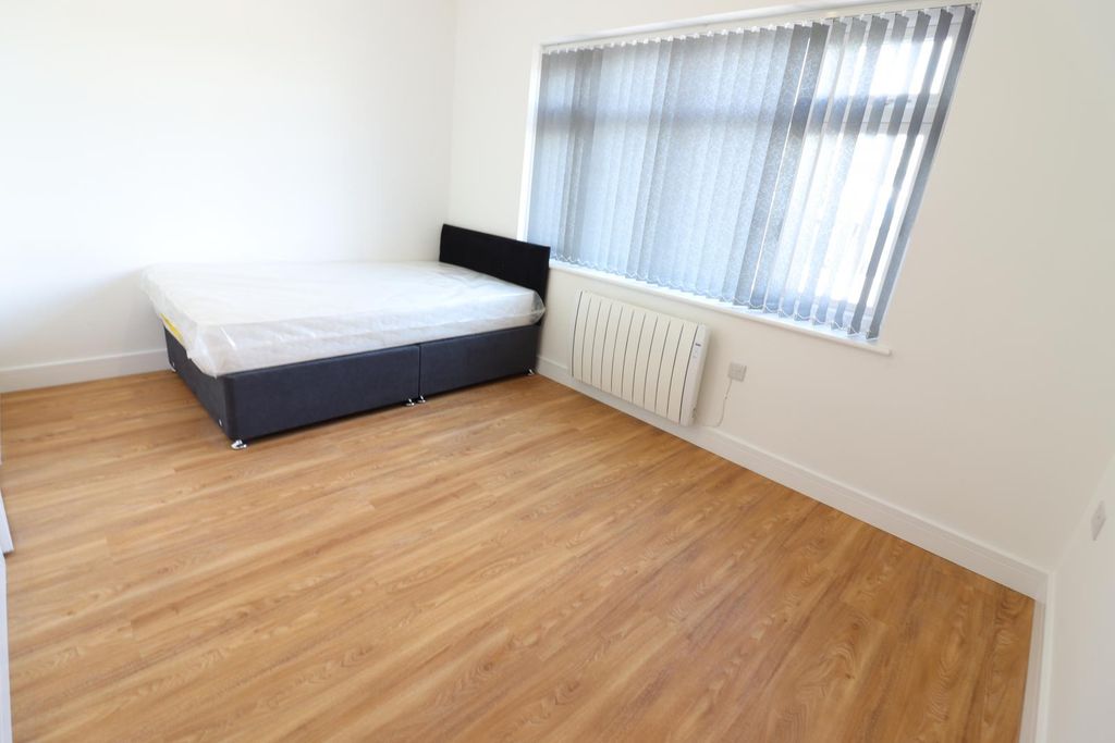Property photo 1 of 5 Room To Rent