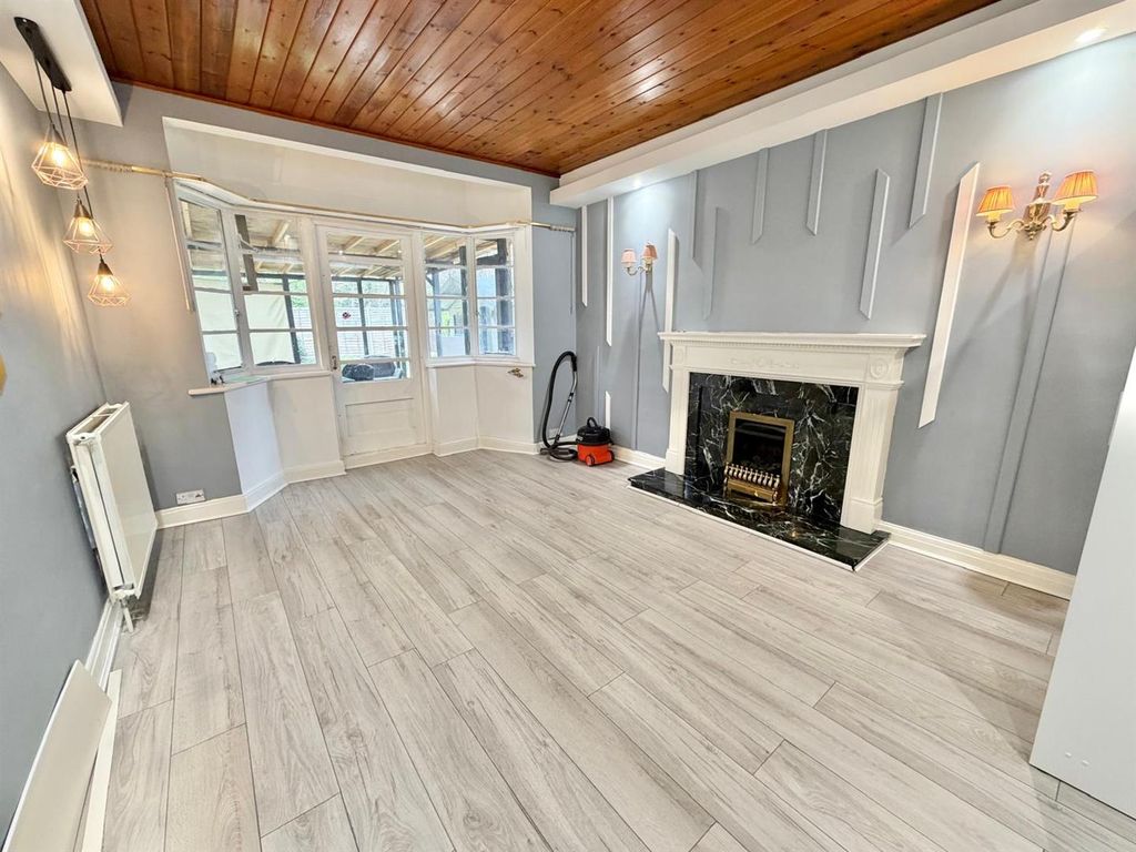 Property photo 3 of 11 Davidson Frost-Wellings, Dfw, Wychwood Avenue, Liv