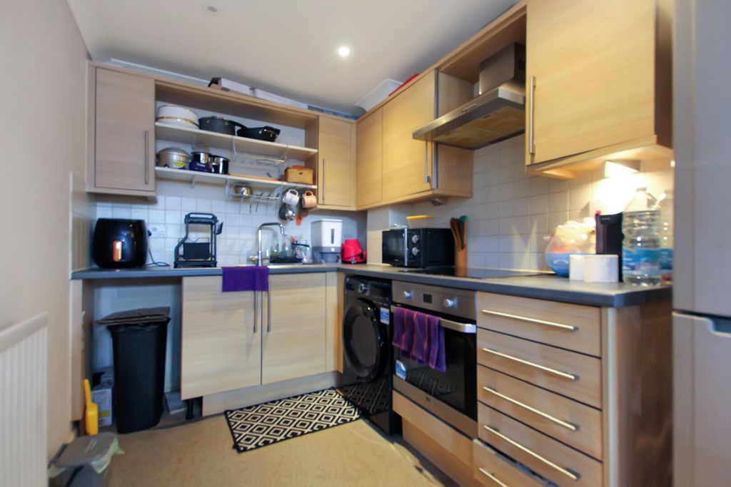 Property photo 3 of 7 Kitchen