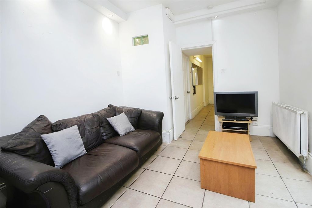 Property photo 3 of 11 178Fa014-Cavendish 202.Jpg