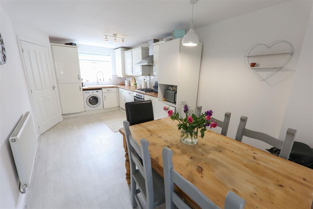 Property photo 3 of 18 Dining Kitchen