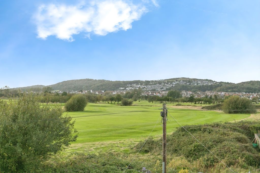 Property photo 2 of 17 Photo