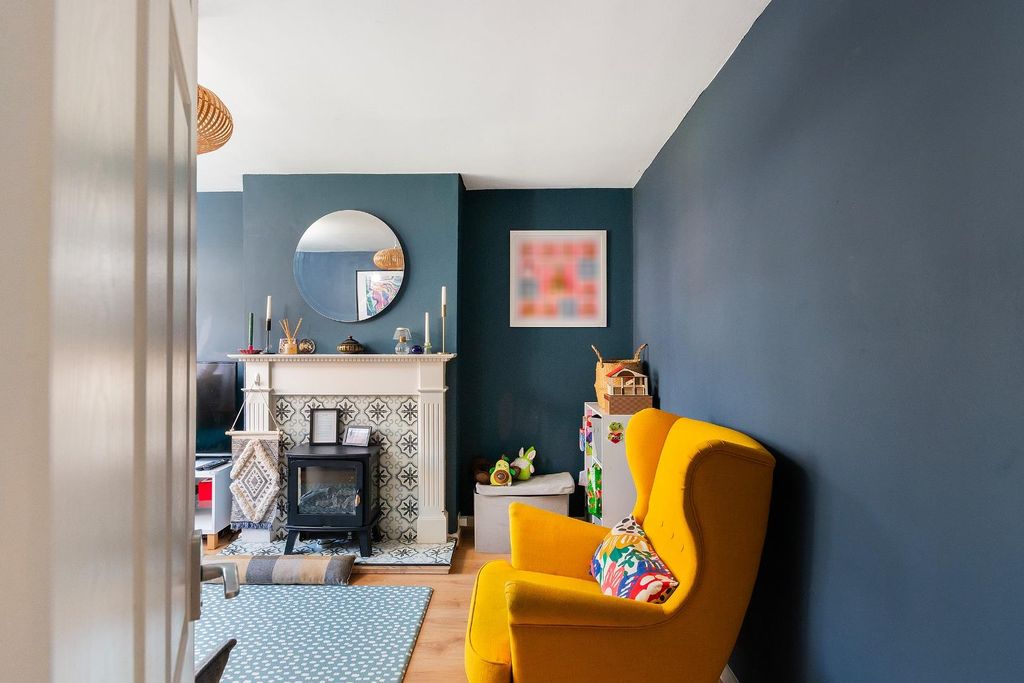 Property photo 1 of 27 3T7Ash - Living Room D.Jpg