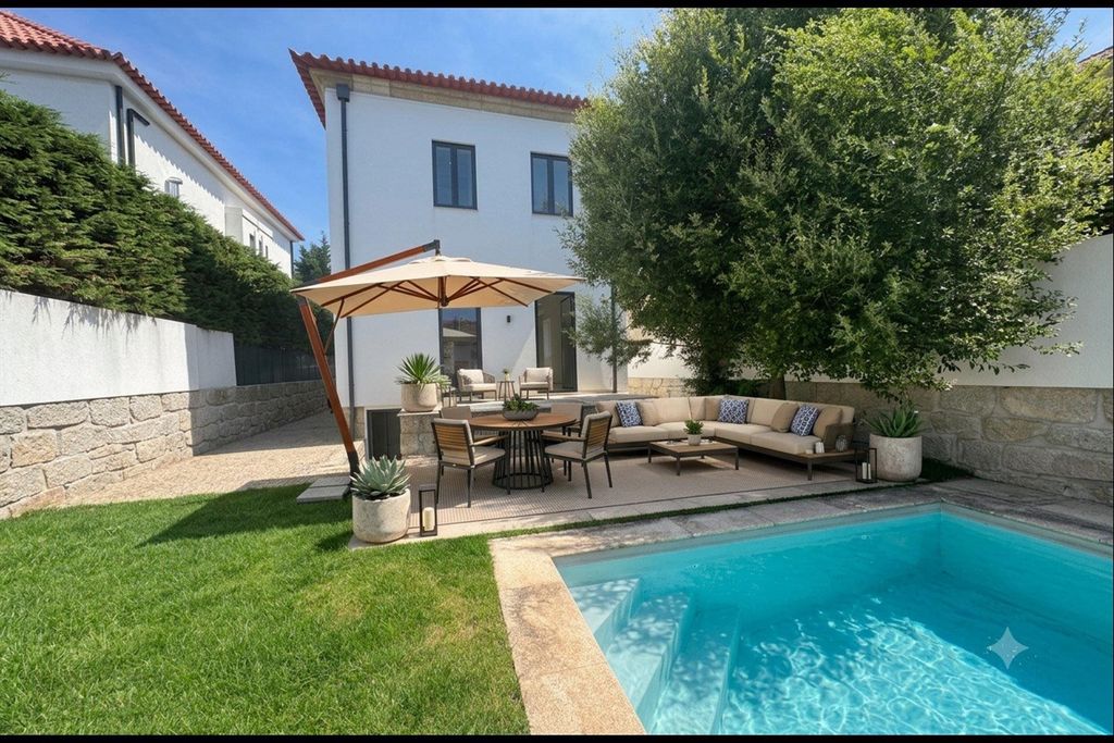 Property photo 1 of 45 Detached House With Pool