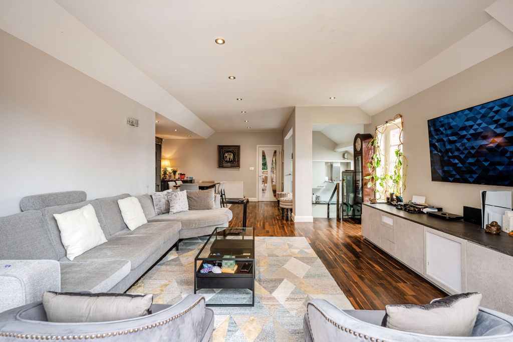 Property photo 2 of 14 4226902