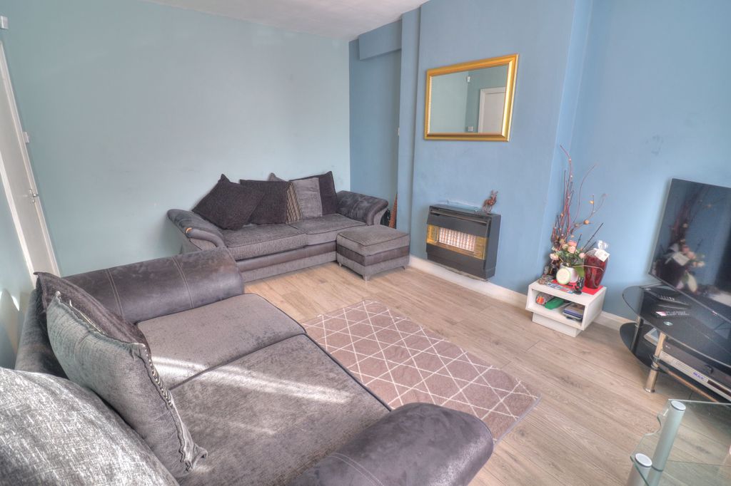 Property photo 3 of 13 Lounge