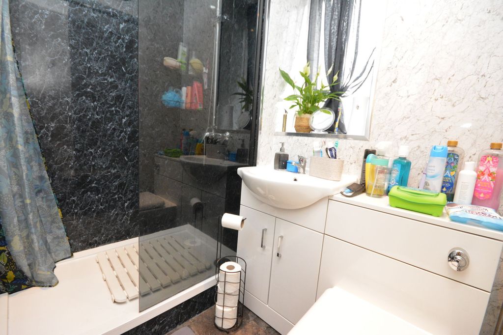 Additional image 7 of 2 bed flat for saleChisholm Place, Grangemouth FK3