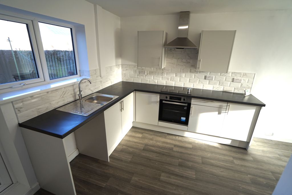 Property photo 2 of 11 Kitchen 2