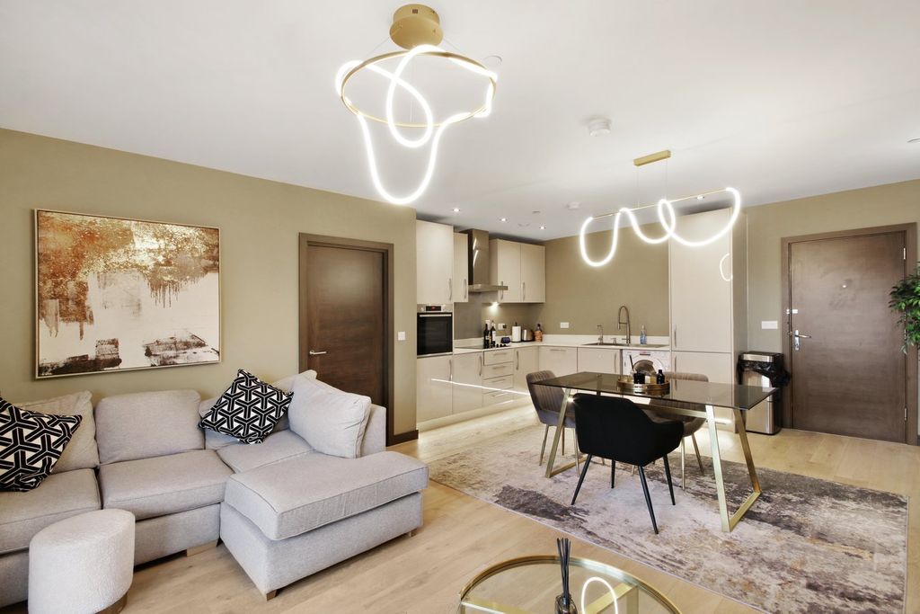 Additional image 5 of 2 bed flat for saleQueens Road, West Sussex, East Grinstead RH19