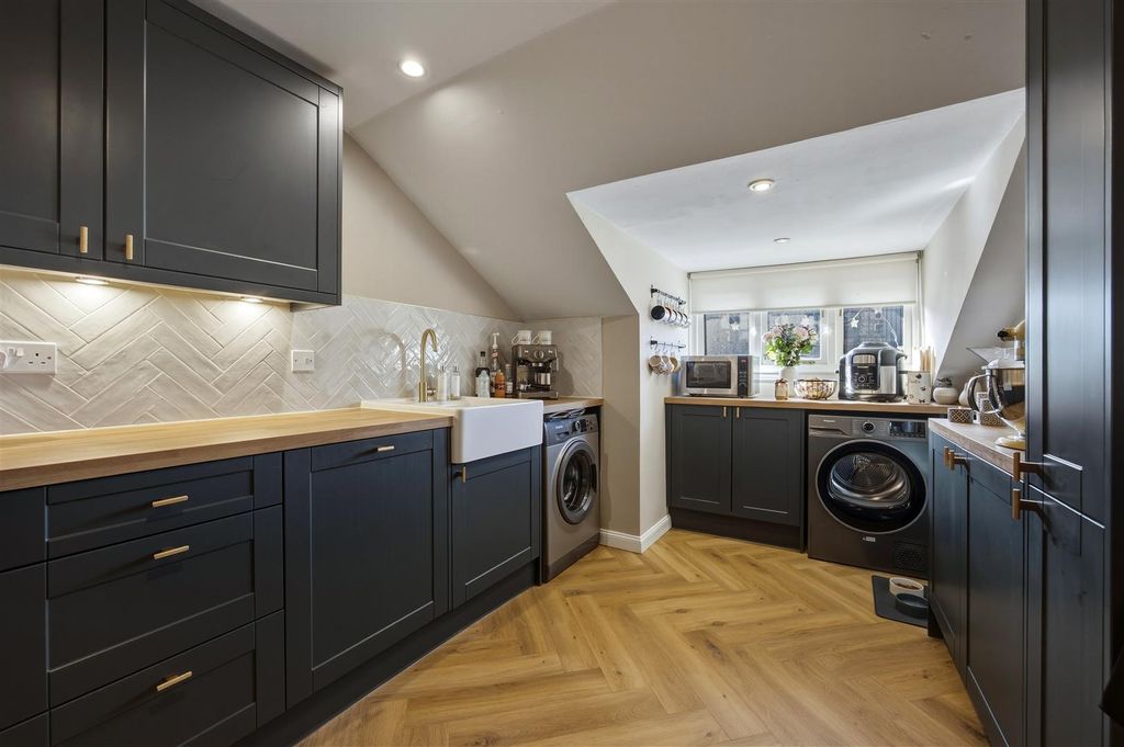 Property photo 3 of 29 12-2-4_25_Broomhill_Drive_Glasgow_013.Jpg