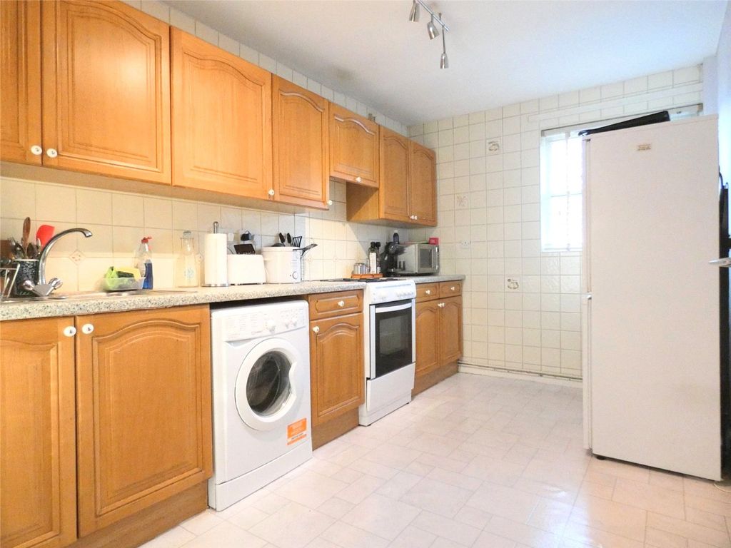 Property photo 3 of 10 Kitchen