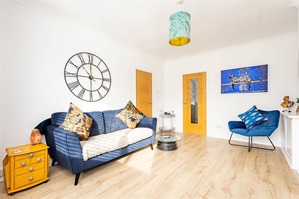 Property photo 2 of 17 Lounge