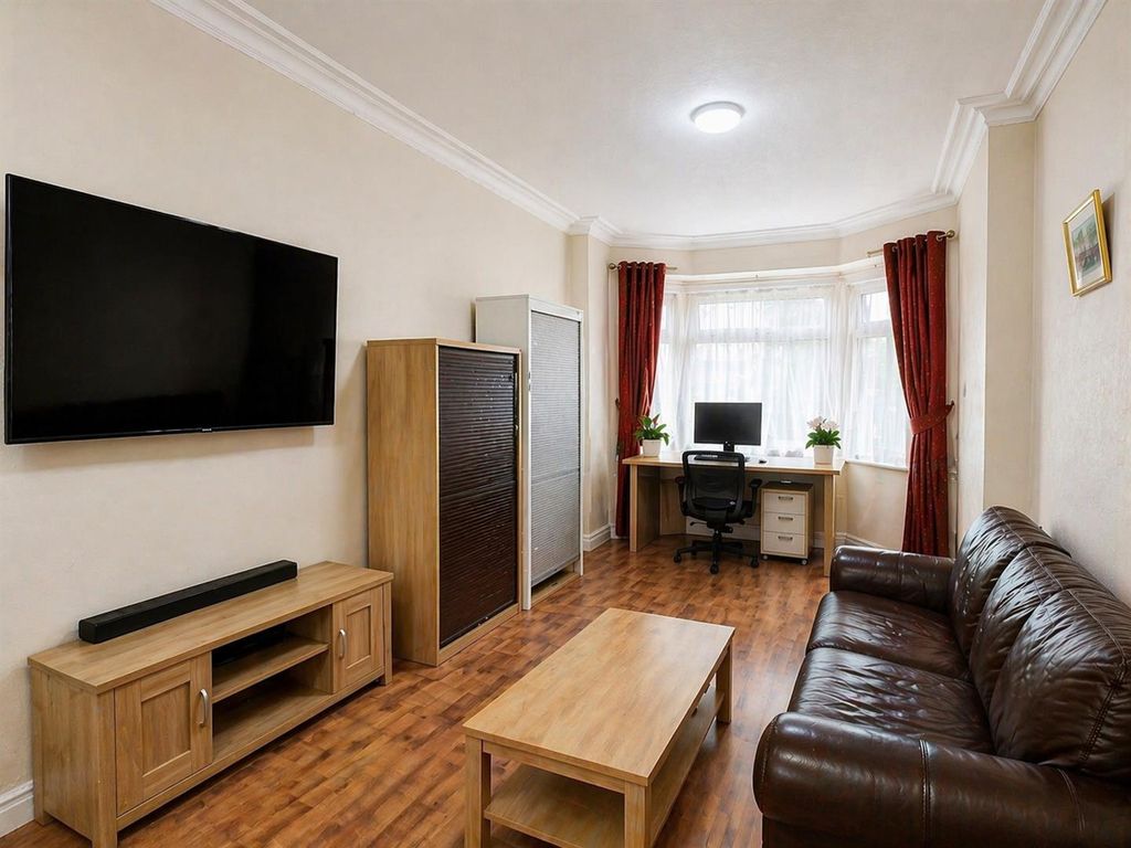Property photo 2 of 10 Through Lounge