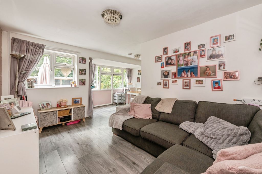 Property photo 2 of 14 42Methersgatemethersgatebasildonss142Lt-6