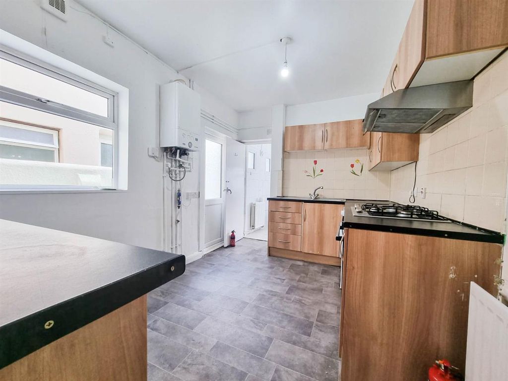 Property photo 3 of 9 Kitchen